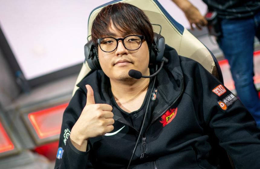 电影根据马伯庸经典小说改编，讲述因一尊从日本归还的佛头而引发的古玩界风波